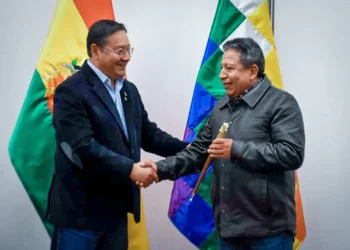 Luis Arce entrega el bastón de mando a Choquehuanca. Foto: Lucho Arce.