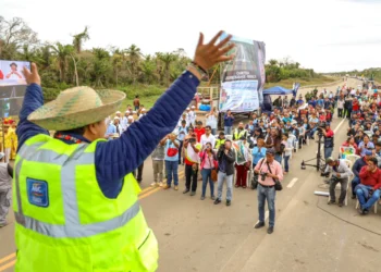 El presidente Luis Arce entrega la carretera. Foto: Lucho Arce.