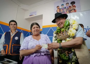El presidente Luis Arce durante la entrega en Mizque. Foto: Lucho Arce.