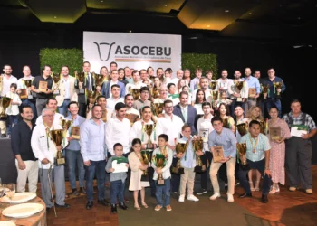 Asocebú entregó reconocimientos a criadores y expositores que lideraron el Ranking Nacional de Razas Cebuinas 2024-2025. Foto: Asocebú.