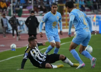 Jugadores de Bolívar y Atlético Mineiro en el estadio Hernando Siles. (FOTO: APG)