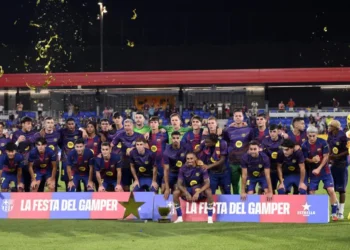 Los jugadores de Barcelona posan con su trofeo después de ganar el partido de fútbol del Trofeo Joan Gamper. (FOTO: AFP)