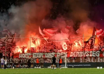 Hinchas del St. Pauli celebran el empate ante Borussia Dortmund en la Bundesliga. (FOTO: AFP)