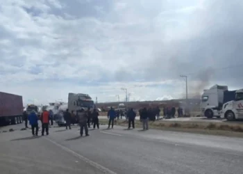 Un punto de bloqueo por falta de diésel. Foto: Wara Tv.