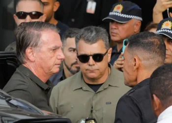 El expresidente brasileño (2019-2022) Jair Bolsonaro (izq.) llega al hospital DF Star de Brasilia el 14 de septiembre de 2025. Foto: AFP