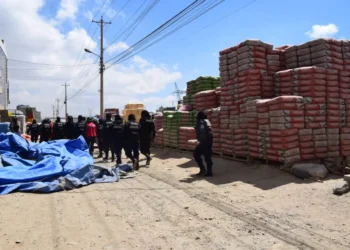 Las vías obstruidas por mercadería en el cruce a Ventilla. FOTO: GAMEA