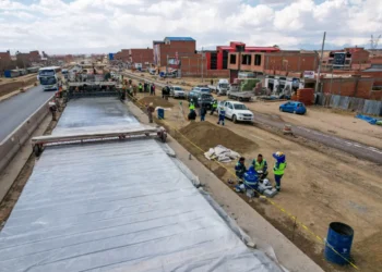 Se realizó el pavimentando de los primeros metros de la carretera Senkata-Apacheta. Foto: Ministerio de Obras Públicas.