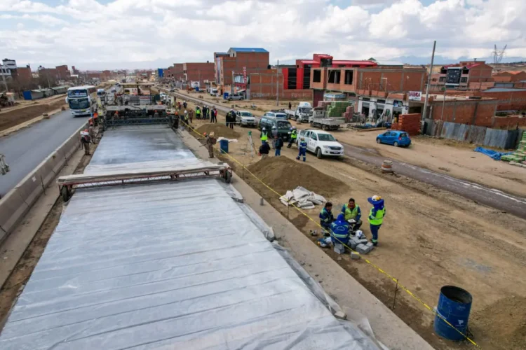Se realizó el pavimentando de los primeros metros de la carretera Senkata-Apacheta. Foto: Ministerio de Obras Públicas.