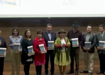 Autoridades del Gobierno y del sector del turismo con el Catálogo de Destinos. Foto: Cancillería.