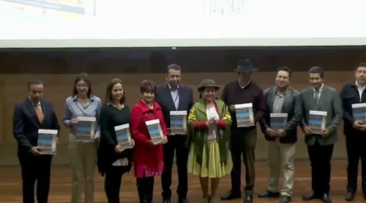 Autoridades del Gobierno y del sector del turismo con el Catálogo de Destinos. Foto: Cancillería.