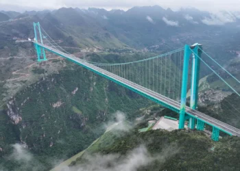 El puente del Gran Cañón de Huajiang, el más alto del mundo, en la provincia de Guizhou, suroeste de China. Foto: AFP