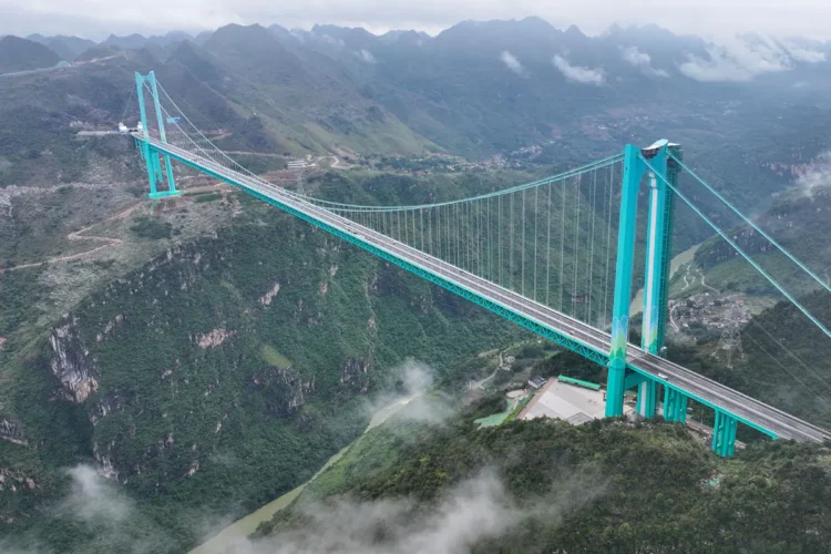 El puente del Gran Cañón de Huajiang, el más alto del mundo, en la provincia de Guizhou, suroeste de China. Foto: AFP