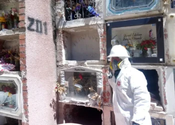 Durante la búsqueda de los restos de dos fallecidos durante la pandemia, se descubrió un tercer caso que no estaba enterrado en el nicho asignado. FOTO: GAMLP