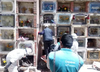 Familiares buscan los restos de sus seres queridos fallecidos durante la pandemia del COVID-19. FOTO: GAMLP