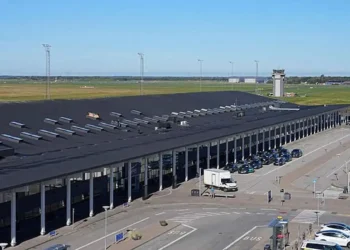 aeropuerto de Aalborg, cerrado el jueves tras el avistamiento de drones en Dinamarca. Foto: AFP