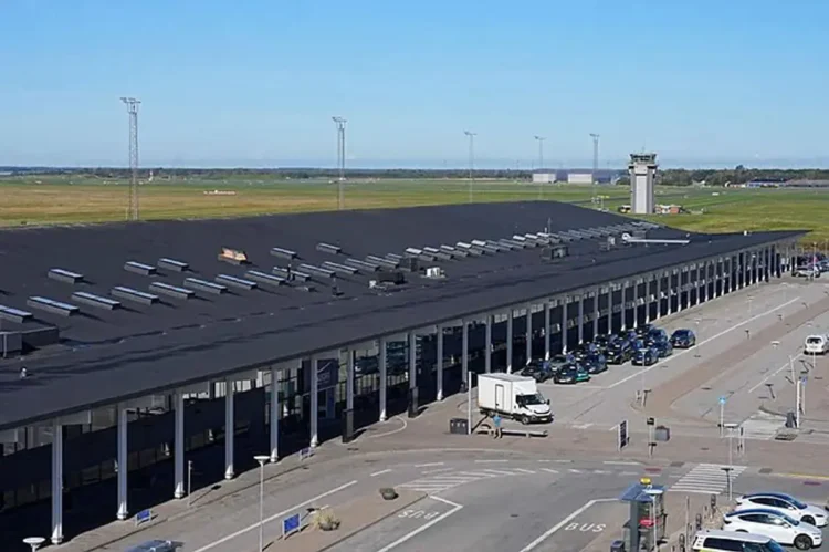 aeropuerto de Aalborg, cerrado el jueves tras el avistamiento de drones en Dinamarca. Foto: AFP