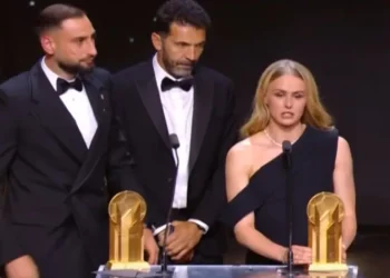 Gianluigi Donnarumma y Hannah Hampton ganan  el Trofeo Yashin al mejor arquero y portera internacional. (FOTO: AFP)