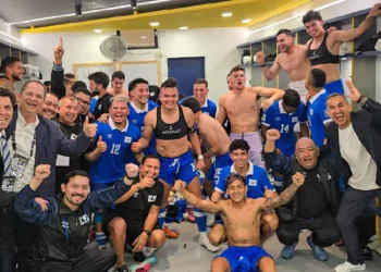 Festejo de El Salvador en camerinos. (FOTO: El Salvador)