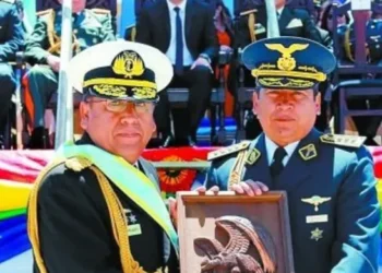 El excomandante de la Fuerza Aérea Boliviana Jorge Terceros Lara y el excomandante de la Armada Boliviana Palmiro Jarjury Rada (Foto: ABI)