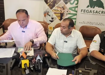 La firma de convenio entre Fegasacruz y el Senasag. Foto: Fegasacruz.