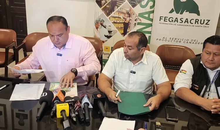 La firma de convenio entre Fegasacruz y el Senasag. Foto: Fegasacruz.