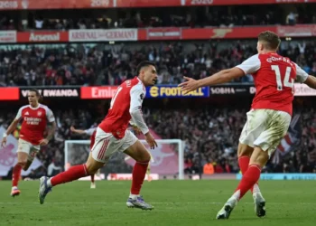 Gabriel Martinelli festejando el gol. (FOTO: AFP)