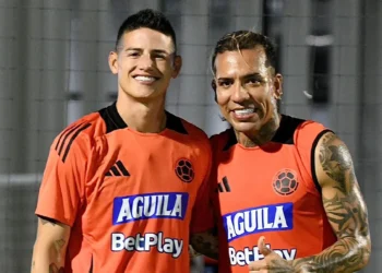James Rodriguez y Dayro Moreno en el entrenamiento de Colombia. (FOTO: Selección Colombia - FCFSeleccionCol)