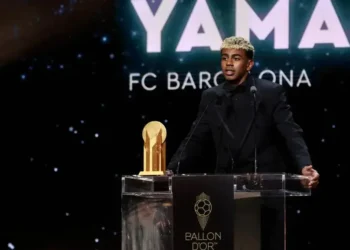 Lamine Yamal, delantero del Barcelona, recibió el Trofeo Kopa al mejor jugador sub-21 durante la gala del Balón de Oro 2025. (FOTO: AFP)