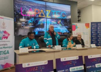 El alcalde Iván Arias da unas palabras sobre el evento. Foto: GAMLP.