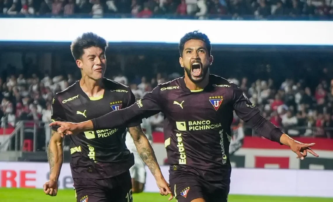 Jeison Medina y Gabriel Villamil celebran el único gol del partido. (FOTO: Liga Deportiva Universitaria)