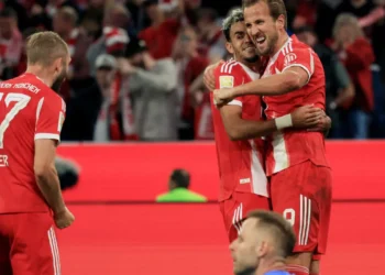Harry Kane (derecha) celebra un gol junto a su compañero colombiano Luis Díaz (centro) en el partido de la Bundesliga ante el Leipzig. (FOTO: AFP)