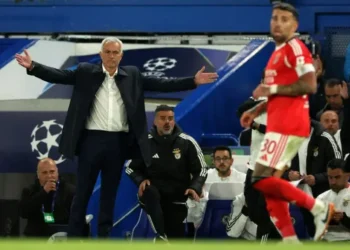 El entrenador del Benfica, el portugués José Mourinho, reacciona durante la derrota de su equipo contra el Chelsea. (FOTO: AFP)