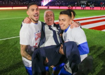Gustavo Alfaro y jugadores de Paraguay festejan la clasificación. (FOTO: Selección Paraguaya de Fútbol)
