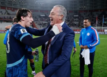 Gustavo Alfaro, DT de Paraguay, celebrando el cierre de una buena campaña en las eliminatorias sudamericanas. (FOTO: Selección Paraguaya de Fútbol)
