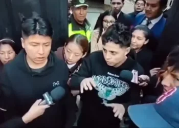 El cantante Percy Ríos antes de encararse con la prensa. Foto: RRSS.
