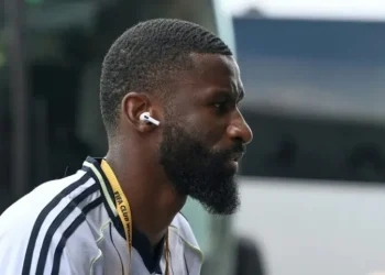 El defensor alemán del Real Madrid, Antonio Rüdiger, a su llegada al estadio para la semifinal del Mundial de Clubes ante el PSG. (FOTO: AFP)