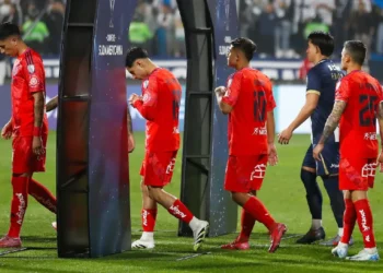 Jugadores de Univeritario de Chile en el inicio del partido por Copa Sudmericana. (FOTO:Club Universidad de Chile)