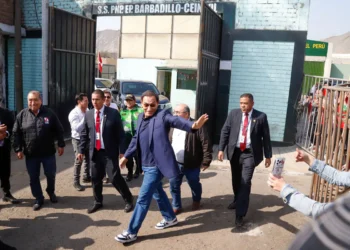 Martín Vizcarra saluda a sus partidarios al salir de la prisión de Barbadillo en Lima. Foto: AFP