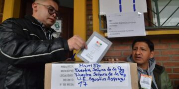 Un ciudadano ejerce su derecho al voto, en una mesa de votación de La Paz.