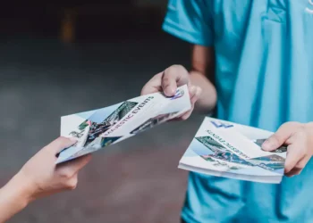 Derechos Humanos advierte sobre estafas a través de volantes. Foto referencial rf.com