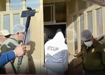 Personal de la División Homicidios de la Policía realiza el levantamiento del cuerpo. FOTO: Captura Bolivisión