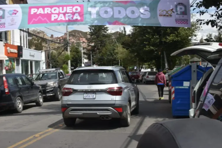 La Alcaldía de La Paz puso en marcha el plan de parqueos tarifados. FOTO: GAMLP
