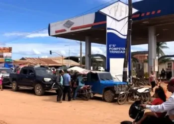 La venta de combustibles en Trinidad, Beni. FOTO: RUB TV