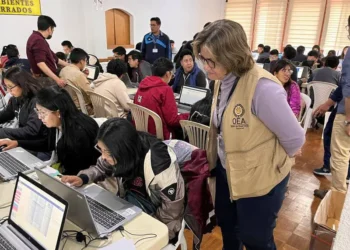 Una observadora de la OEA observa el simulacro del Sirepre. Foto: TSE.