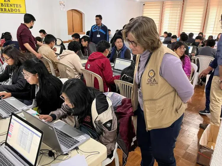 Una observadora de la OEA observa el simulacro del Sirepre. Foto: TSE.