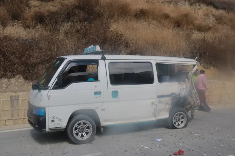 Uno de los minibuses involucrados en el accidente/APG