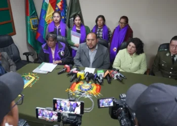 Conferencia de prensa del ministro de Gobierno , Roberto Ríos, junto a mujeres de Cemuoe. FOTO: Ministerio de Gobierno