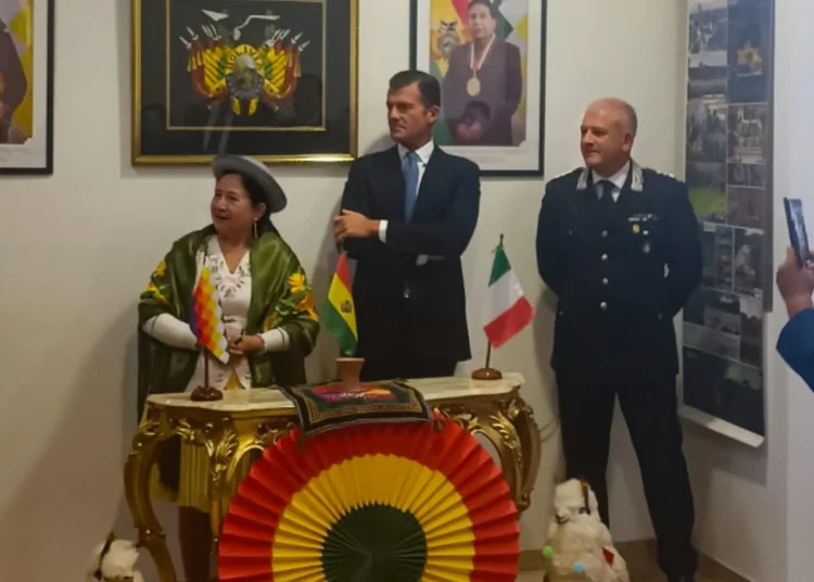 La ministra de Relaciones Exteriores, Celinda Sosa, fue quien recibió la reliquia de su par italiano. FOTO: Cancillería de Bolivia