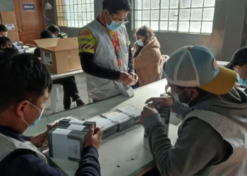Revisión de las papeletas electorales en uno de los TED. ()
