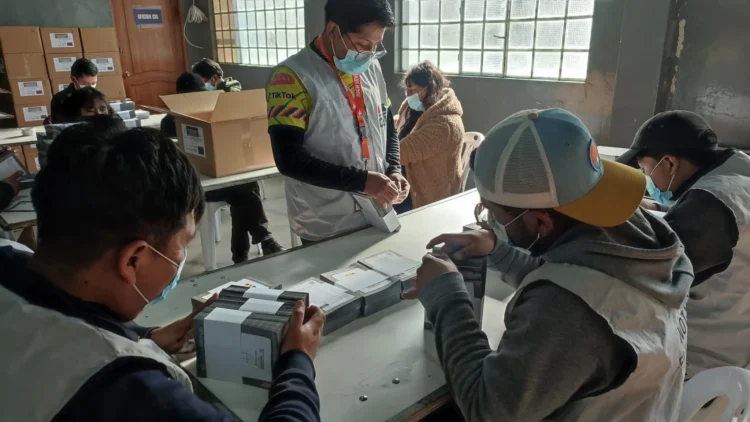 Revisión de las papeletas electorales en uno de los TED. ()